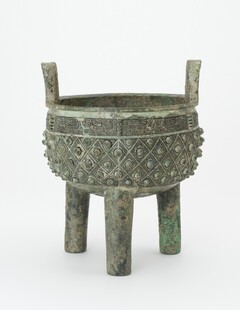 青铜鼎造型古朴典雅