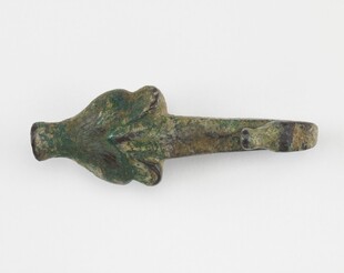 青铜兽首形带钩