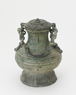 双兽耳青铜古壶