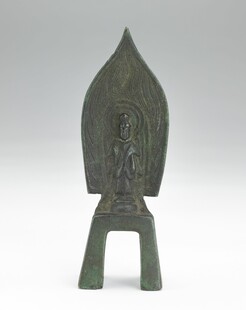 青铜佛像造型独特