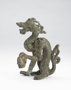 青铜坐龙摆件