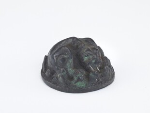 古朴青铜龟形器物