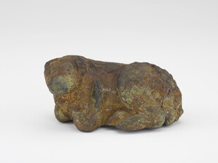 古朴卧姿青铜兽