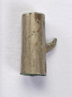 古铜色金属物件