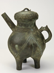 青铜三足带流壶