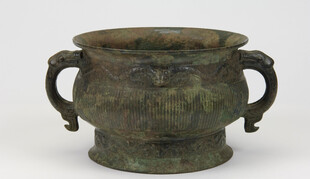 双柄青铜古容器