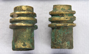 古铜色金属连接件