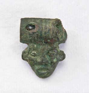 青铜人面形器物