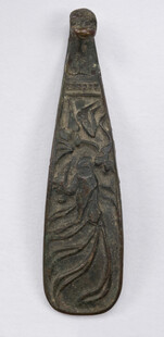 古铜瓶饰精美浮雕图案