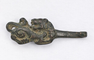 古铜色精美雕花金属物件