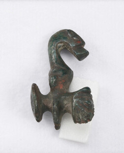 古铜色奇特造型金属物件