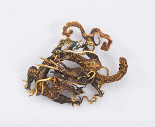 古铜色盘龙造型艺术品