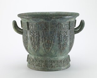 青铜双耳花纹古容器