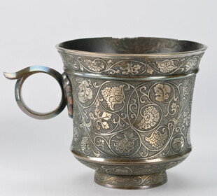 古银杯精美纹饰尽显典雅