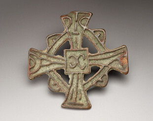 古老精致的十字形金属饰品