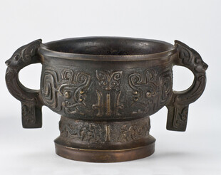 双兽耳青铜尊