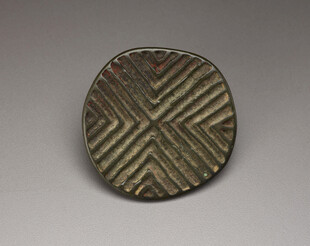 几何纹圆形金属器物