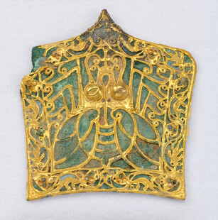 古代精美金绿相间雕花饰品