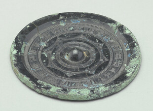 古老神秘的圆形青铜纹饰