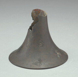 破损的锥形金属器物