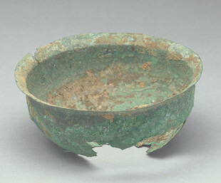 破损青铜古碗