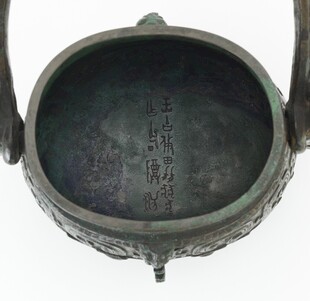 古代青铜鼎特写