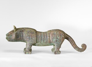 青铜虎形摆件