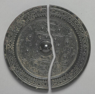 古铜镜裂痕见证岁月痕迹