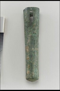 青铜器物古朴造型