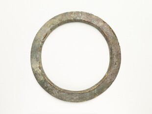 古朴青铜圆环