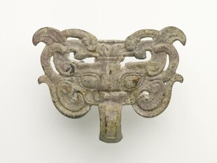 古代精美青铜双龙形器物