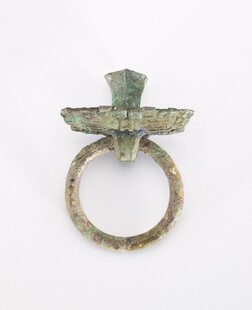 青铜鸟形衔环饰件