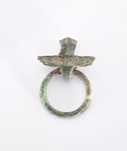 青铜环形器古朴造型独特