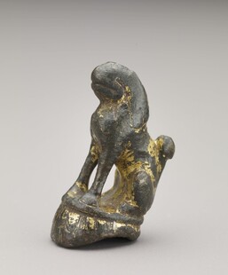 青铜蹲坐状兽形摆件