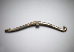 古铜色弯曲金属物件