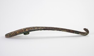 古老铁质弯钩物件