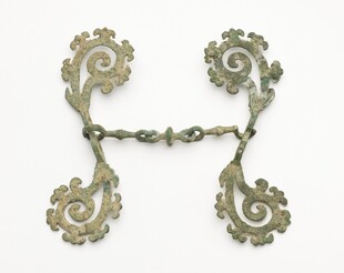 古代精美青铜绞丝纹饰物