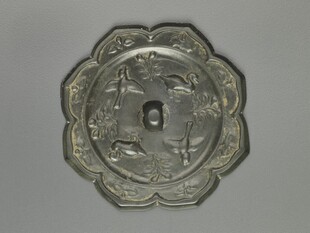 古铜镜精致花卉纹饰