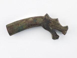 古老青铜龙形器物
