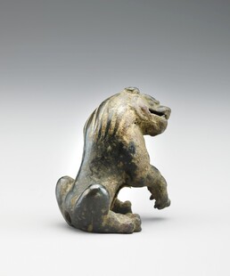 蹲坐的石狮子雕塑