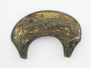 古代弧形金属饰品