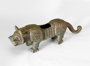 青铜虎形器