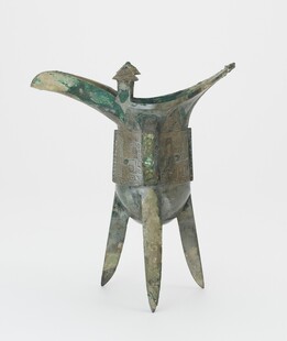 青铜爵杯古朴典雅造型独特