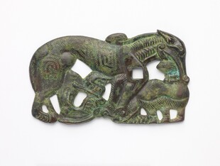 古代青铜神兽形镂空饰品