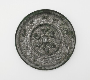 古代精美花纹青铜镜