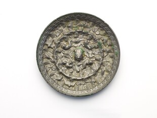 古代精美圆形浮雕纹饰铜镜