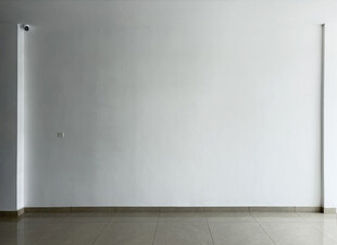 空旷室内的纯白墙面