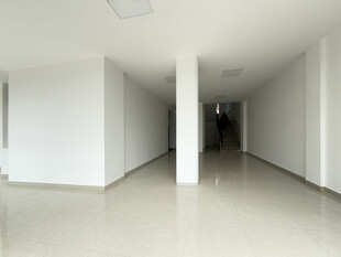 空旷简洁的室内走廊空间