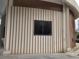 条纹墙面的建筑局部