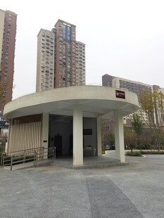 城市中的现代地下建筑入口